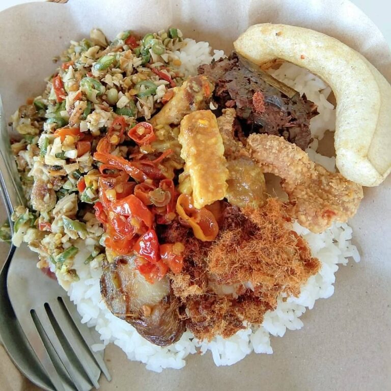 Nasi Lawar Khas Bali: Menyantap Hidangan Tradisional Bali yang Penuh Cita Rasa