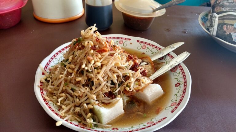 Lontong Balap Khas Surabaya: Hidangan Kuliner yang Menggugah Selera